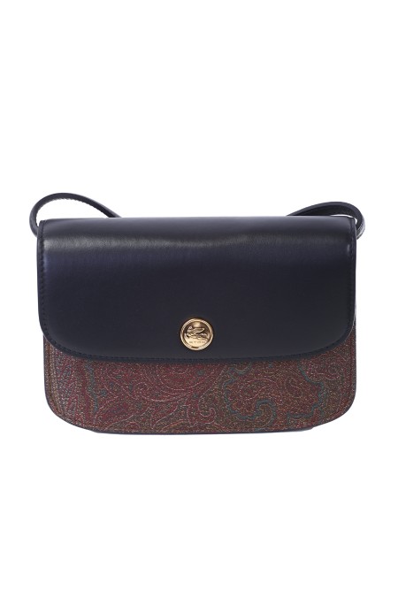 Shop ETRO  Bag: Etro shoulder bag ETRO Essential, made in the iconic Paisley jacquard fabric and characterized by a flap closure in contrasting leather and button with ETRO and Pegasus logo.
The inside of the bag reveals a suede lining and is perfect to be worn on the shoulder or crossbody, or by hand.
Dimensions: 19 x 14 x 4.5cm.
Outer: Paisley Fabric: Front: 76% Cotton, 24% Polyester.
Back: 100% Cotton.
Coating_ PVC.
Details: 100% calf leather.
Inside: 100% lamb leather.
Two internal compartments.
Back pocket.
Magnetic button closure.
Removable shoulder strap and adjustable height (light) 55 cm.
Metal accessories with gold finish.
Made in Italy.. 1P050 8502-0001